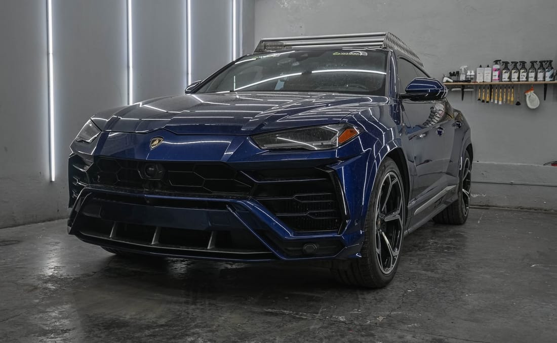 Lamborghini Urus albastru, lustruit, în atelierul Andronic Detailing