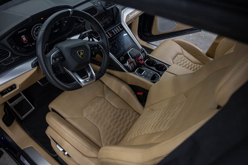 Habitaclul unui Lamborghini cu scaune bej, curățat